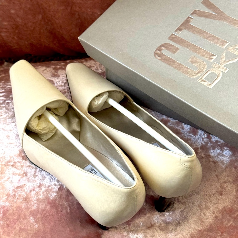 💥DKNYC Cream Leather Pumps - Picture 4 of 8